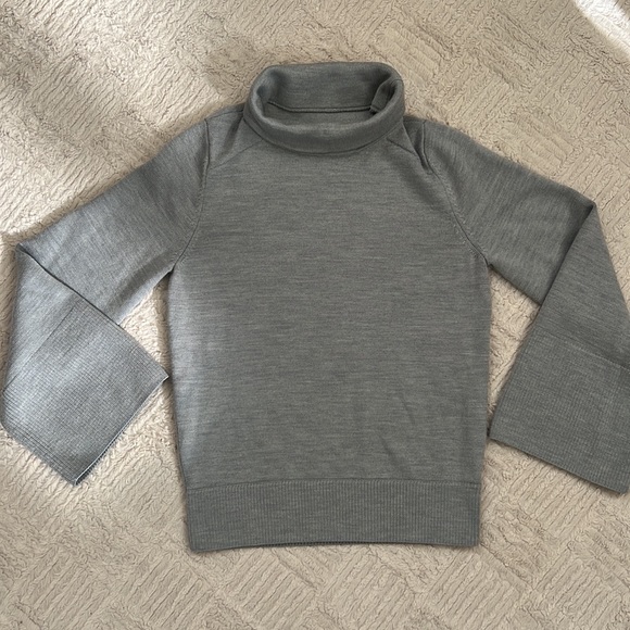 Lululemon City Trek Turtleneck Merino wool in Heathered Silver Drop, Size Small - Picture 3 of 16